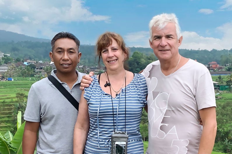 Ketut Suputra mit Kerstin und Stefan Menschel vor Reisterrassen