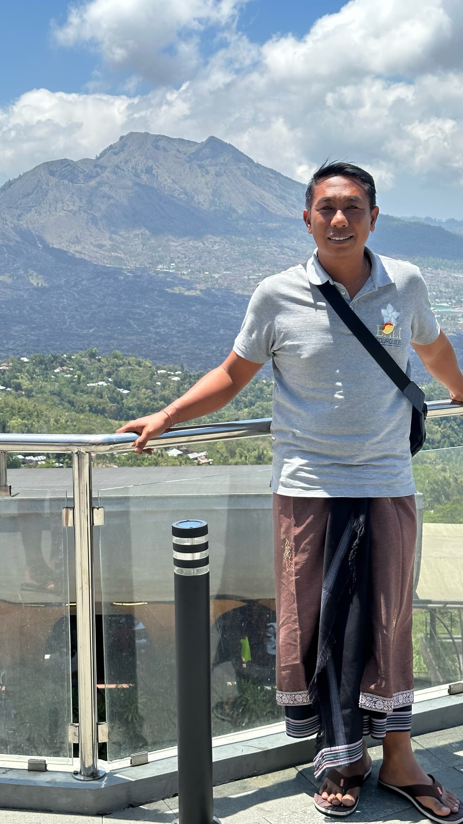 Ketut Suputra auf einer Aussichtsterrasse vor dem Vulkan Batur